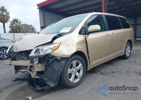 2011 Toyota Sienna Le z USA, uszkodzony, nr VIN 5TDKA3DC4BS005116